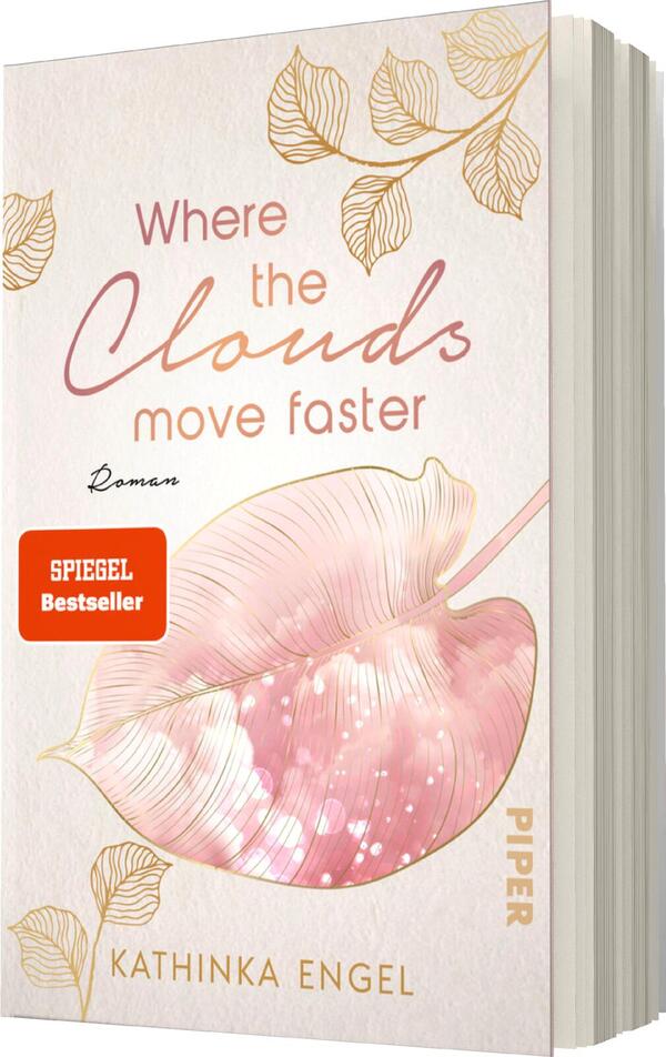 Das Buchcover zeigt einen zart rosa Hintergrund mit einem großen, stilisierten Blütenblatt in der Mitte, das feine, glitzernde Akzente enthält. Oben steht in geschwungener Schrift „Where the Clouds move faster“ in hellen Buchstaben, darunter der Zusatz „Roman“. Am unteren Rand des Covers wird der Verfassungsname „KATHINKA ENGEL“ in klarer Schriftart angezeigt. Eine rote Auszeichnung mit der Aufschrift „SPIEGEL Bestseller“ befindet sich in der oberen linken Ecke. Die insgesamt sanfte Farbgebung vermittelt eine verträumte und poetische Atmosphäre.