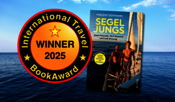 ITB Winner Label und Cover von „Segeljungs“; im Hintergrund ist ein Ozean zu sehen