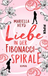Das Buchcover zeigt einen hellen, rosa Hintergrund, der mit floralen Mustern aus weißen Blüten sowie roten Schalen und Spiralen verziert ist. In der Mitte steht der Titel „Liebe in der Fibonacci-Spirale“ in geschwungener, roter Schrift. Der Name der Autorin „Mariella Heyd“ ist darüber in einer eleganten Schrift platziert. Eine stilisierte Figur einer Frau ist am linken Rand abgebildet, was der Komposition eine dynamische Note verleiht. Das Verlagslogo „Piper“ befindet sich in der oberen rechten Ecke.