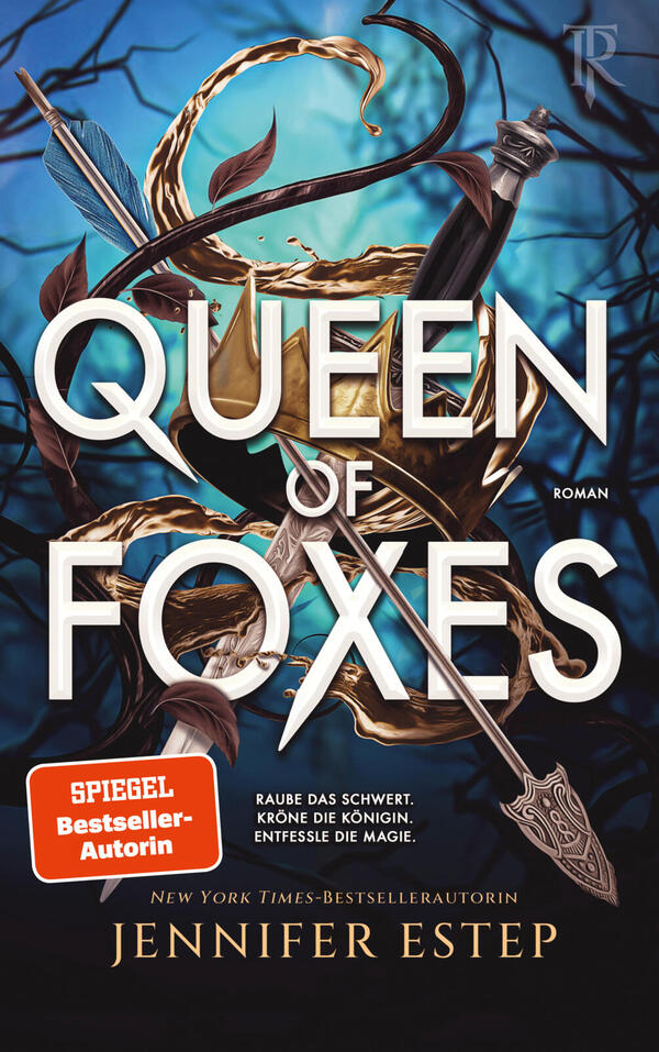 Das Buchcover zeigt vor einem blau-türkis leuchtenden, moosigen Waldhintergrund ein Arrangement aus einem goldenen Helm mit geschwungener Verzierung, einem schwarzen Dolch, einem Pfeil mit blauer Feder und umschlingenden braunen Ranken. Großes weißes Titelbild „QUEEN OF FOXES“, darunter in Gold der Name „JENNIFER ESTEP“; ein orangefarbener Eckbutton trägt „SPIEGEL Bestseller-Autorin“. Atmosphäre: geheimnisvoll, episch, magisch.