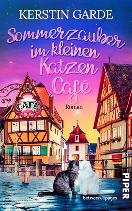 Das Buchcover zeigt eine bezaubernde, farbenfrohe Straßenszene mit einem kleinen Café, umgeben von idyllischen Fachwerkhäusern in warmen Erdtönen. Im Vordergrund sitzen zwei Katzen, eine graue und eine weiße. Der Titel „Sommerzauber im kleinen Katzen Café“ ist in geschwungener, rosafarbener Schrift prominent platziert, während „Roman“ in schlichterer Typografie darunter steht. Der Hintergrund strahlt mit einem sanften Farbverlauf von Lila bis Blau eine romantische Abendstimmung aus.