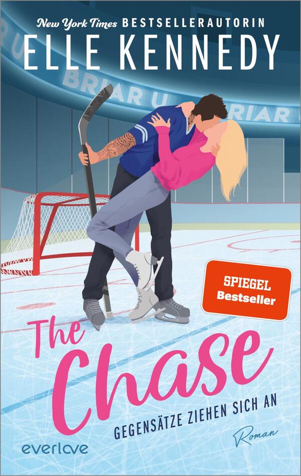Das Buchcover zeigt ein romantisches Motiv in einer Eishockeyarena, wo ein Paar in einer leidenschaftlichen Umarmung dargestellt ist. Die Frau trägt ein pinkes Kleid, während der Mann in sportlicher Kleidung mit Eishockeyschläger abgebildet ist. Der Hintergrund erscheint in kühlen Blau- und Grüntönen. Oben steht in weißen Buchstaben „The Chase“. Der Zusatz „Gegensätze ziehen sich an“ ist in pinker Schrift hervorgehoben, und der Hinweis „SPIEGEL Bestseller“ ist auf einem oranges Hintergrund platziert. Autorin ist Elle Kennedy.