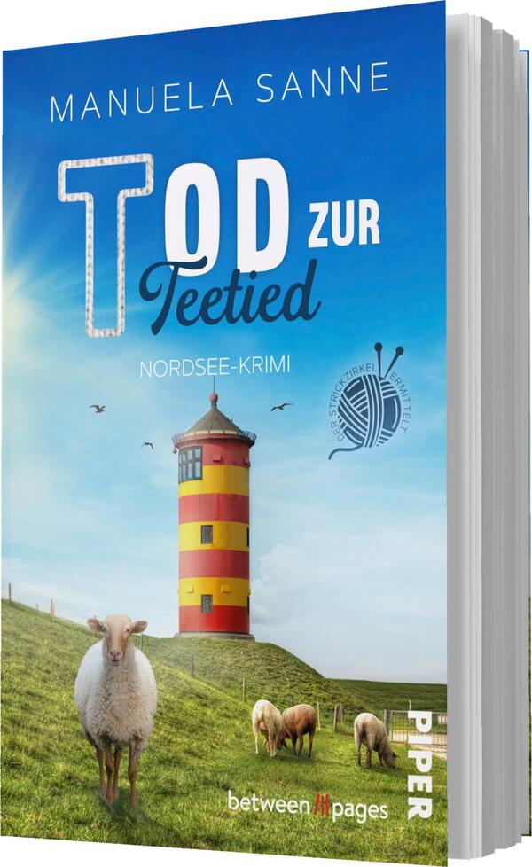 Das Buchcover zeigt eine malerische Nordsee-Landschaft mit einem leuchtend gestreiften, roten und gelben Leuchtturm im Hintergrund. Im Vordergrund grasen drei Schafe auf grüner Wiese, während einige Vögel am Himmel fliegen. Der Himmel ist blau und klar. Der Titel „Tod zur Teetied“ ist groß und auffällig in Weiß und Blau gestaltet, darunter steht „Nordsee-Krimi“ in kleineren, grauen Buchstaben. Der Autorenname „Manuela Sanne“ ist oben auf dem Cover platziert.