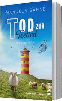 Das Buchcover zeigt eine malerische Nordsee-Landschaft mit einem leuchtend gestreiften, roten und gelben Leuchtturm im Hintergrund. Im Vordergrund grasen drei Schafe auf grüner Wiese, während einige Vögel am Himmel fliegen. Der Himmel ist blau und klar. Der Titel „Tod zur Teetied“ ist groß und auffällig in Weiß und Blau gestaltet, darunter steht „Nordsee-Krimi“ in kleineren, grauen Buchstaben. Der Autorenname „Manuela Sanne“ ist oben auf dem Cover platziert.