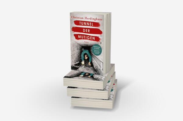 Bücherstapel des Buches „Tunnel der Mutigen“