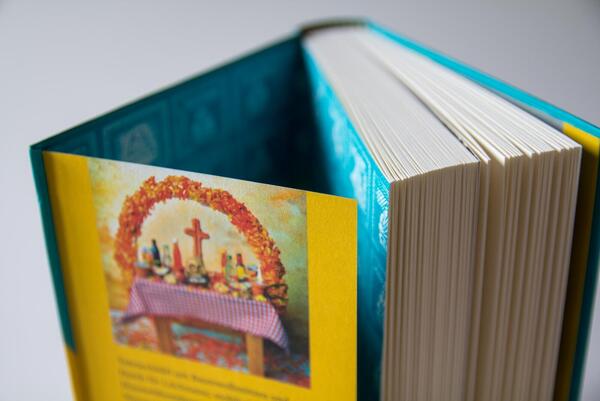 Innenansicht des Buches „Wo die Toten tanzen“