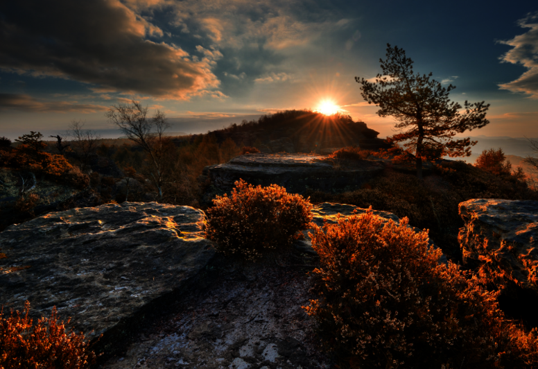 Elbsandsteingebirge: Sonne hinter einem Gipfel