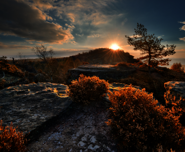 Elbsandsteingebirge: Sonne hinter einem Gipfel