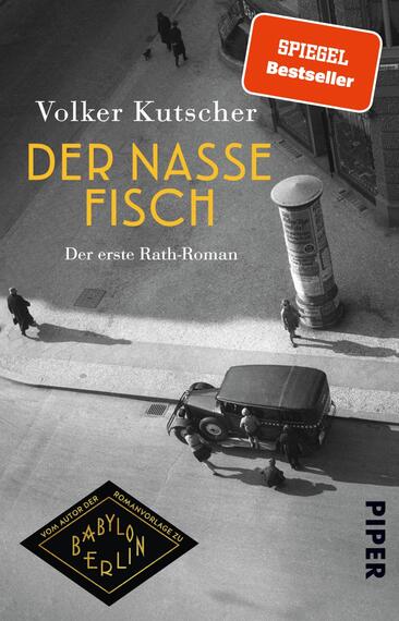 Das Buchcover zeigt eine historische Straßenszene in Schwarz-Weiß, die eine ältere Automobil darstellt. Oberhalb des Bildes steht in großen, gelben Buchstaben „DER NASSE FISCH“, gefolgt von „Der erste Rath-Roman“ in kleinerer Schrift. Der Autor Volker Kutscher ist ebenfalls in gelber Schrift platziert. Ein rotes Feld mit dem Text „SPIEGEL Bestseller“ hebt sich vom Cover ab. Unter dem Bild sind die Hinweise „VOM AUTOR DER ROMANFORMAGE“ und „BABYLON BERLIN“ in schwarzer Schrift zu sehen, während das Verlagslogo in der unteren rechten Ecke platziert ist.