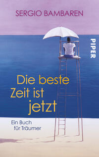 Das Buchcover zeigt einen Mann, der auf einem hohen Holzpodest sitzt und unter einem weißen Sonnenschirm auf das ruhige, blau-lilafarbene Wasser blickt. Der Himmel ist in sanften Lila- und Blautönen gehalten, was eine friedliche Atmosphäre schafft. Der Titel „Die beste Zeit ist jetzt“ steht in gelber Schrift, unterstrichen von der Unterzeile „Ein Buch für Träumer“, die in kleinerer Schrift wie die Autorennamen „Sergio Bambaren“ oben platziert ist. Der Verlagsname „PIPER“ ist rechts am Rand sichtbar.