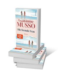 Bücherstapel des Buches „Die fremde Frau“