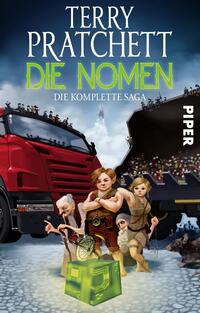Das Buchcover zeigt einen großen roten Lkw mit einem schwarzen Tankauflieger im Hintergrund. Im Vordergrund stehen drei kindliche, fiktive Charaktere, die fröhlich wirken und eine Kiste halten. Die Farbpalette umfasst lebendige Rottöne, Grün und bunte Details, die ein fantasievolles Ambiente schaffen. Der Titel „DIE NOMEN“ ist in leuchtendem Grün in der oberen Mitte platziert, während der Untertitel „DIE KOMPLETTE SAGA“ in schlichter Schrift darunter steht. Der Name des Autors, Terry Pratchett, befindet sich ebenfalls oben.