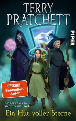 Ein Hut voller Sterne Das Buchcover zeigt drei charismatische Figuren vor einem magischen Hintergrund. Links steht eine mysteriöse Gestalt in dunkler Robe und Kapuze mit einem leuchtenden Objekt in der Hand. In der Mitte steht eine junge Frau in einem grünen Kleid, die entschlossen blickt. Rechts ist eine weitere Person in einer blauen Robe mit einem Besenstiel abgebildet. Der Titel „Ein Hut voller Sterne“ in auffälliger Schrift ist prominent platziert, während der Autorenname „Terry Pratchett“ oben klar lesbar ist. Die Farbpalette ist lebendig, mit einem Fokus auf Blau- und Grüntönen.