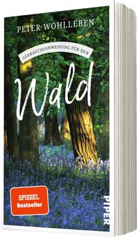 Das Buchcover zeigt eine dichte Waldszene mit grünen Bäumen und einem Teppich aus blauen Blumen im Vordergrund. Der Titel „Gebrauchsanweisung für den Wald“ ist in handschriftlicher, weißer Typografie und hebt sich von dem dunklen Hintergrund ab. Der Name des Autors, Peter Wohlleben, steht oben auf dem Cover in klaren, weißen Buchstaben. Unten links befindet sich ein rotes Kästchen mit dem Text „SPIEGEL Bestseller“ in weißer Schrift. Das Gesamtbild vermittelt eine natürliche und einladende Atmosphäre.
