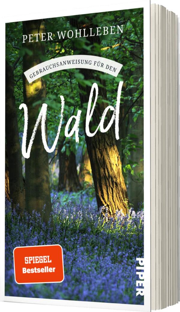 Das Buchcover zeigt eine dichte Waldszene mit grünen Bäumen und einem Teppich aus blauen Blumen im Vordergrund. Der Titel „Gebrauchsanweisung für den Wald“ ist in handschriftlicher, weißer Typografie und hebt sich von dem dunklen Hintergrund ab. Der Name des Autors, Peter Wohlleben, steht oben auf dem Cover in klaren, weißen Buchstaben. Unten links befindet sich ein rotes Kästchen mit dem Text „SPIEGEL Bestseller“ in weißer Schrift. Das Gesamtbild vermittelt eine natürliche und einladende Atmosphäre.