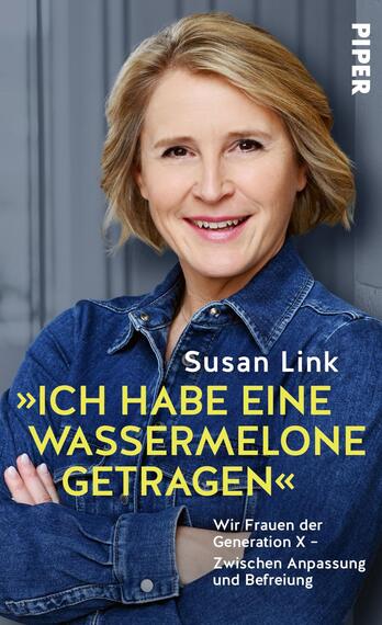Das Buchcover zeigt ein Porträt der Autorin Susan Link, die lächelnd in einer blauen Jeansjacke vor verschwommenem, graublauem Hintergrund steht. Der Buchtitel erscheint groß, fett und in gelber Versalienschrift: „ICH HABE EINE WASSERMELONE GETRAGEN“. Der Autorenname „Susan Link“ und der Untertitel sind in weißer, sachlicher Grotesk gesetzt. Die Stimmung wirkt nahbar, selbstbewusst und ruhig.