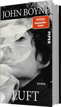Das Buchcover zeigt den Titel „Luft“ von John Boyne, prominent in eleganter, weißer Schrift am unteren Rand. Im Hintergrund ist ein halbseitiges Porträt einer Person zu sehen, die einen nachdenklichen Ausdruck hat. Sanfte, weiße Bewegungen scheinen um das Gesicht herum zu schweben, was eine träumerische Atmosphäre erzeugt. Oben links befindet sich ein rotes Feld mit der Aufschrift „SPIEGEL-Bestseller-Autor“ in weißer Schrift. Rechts ist das Verlagslogo „PIPER“ in schmaler, weißer Schrift platziert.