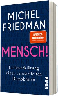 Das Buchcover zeigt ein dunkelblaues Cover mit dezent wiederholtem Hintergrundtext in Graublau. Oben steht groß der Autorname „MICHEL FRIEDMAN“ in weißer Großschrift, mittig hervorgehoben der Titel „MENSCH!“ in kräftigem Pink. Darunter in weißer Serifenkleinschrift der Untertitel „Liebeserklärung eines verzweifelten Demokraten“. Kein Verlagslogo beschreiben. Die Gestaltung wirkt sachlich und zugleich eindringlich.