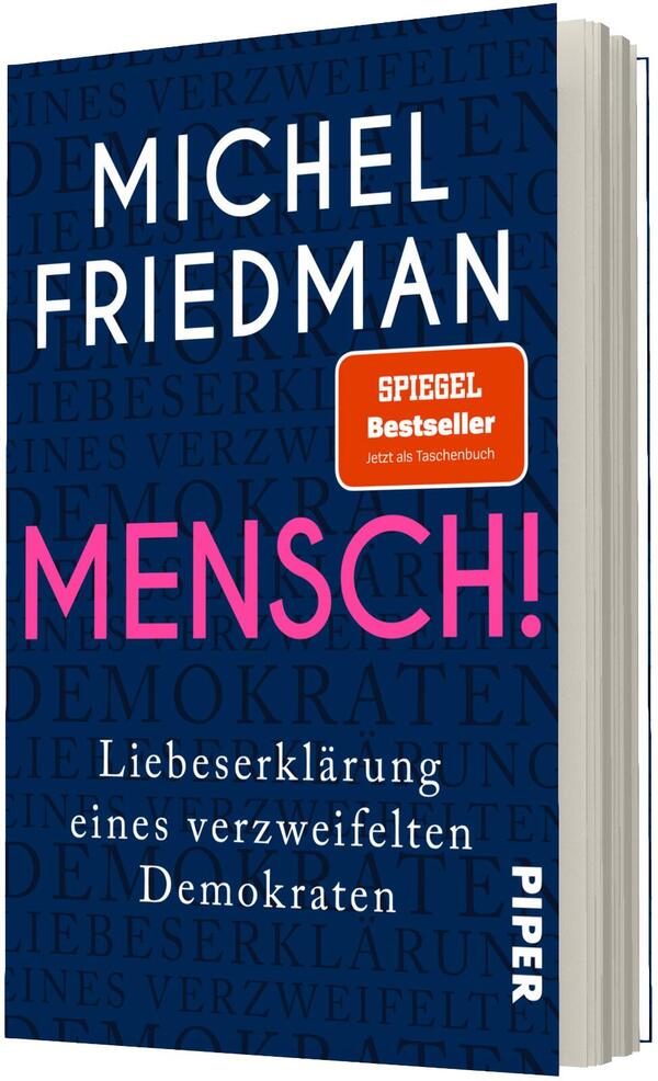 Das Buchcover zeigt ein dunkelblaues Cover mit dezent wiederholtem Hintergrundtext in Graublau. Oben steht groß der Autorname „MICHEL FRIEDMAN“ in weißer Großschrift, mittig hervorgehoben der Titel „MENSCH!“ in kräftigem Pink. Darunter in weißer Serifenkleinschrift der Untertitel „Liebeserklärung eines verzweifelten Demokraten“. Kein Verlagslogo beschreiben. Die Gestaltung wirkt sachlich und zugleich eindringlich.