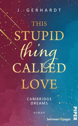 Das Buchcover zeigt einen Farbverlauf von tiefem Blau zu lebhaftem Rosa. In der oberen Hälfte ist der Titel „THIS STUPID THING CALLED LOVE“ in geschwungener, goldener Schrift platziert. Darunter steht „CAMBRIDGE DREAMS“ in einer schlichteren Schriftart. Feine, goldene Linien unterbrechen den Hintergrund und bringen eine dynamische Note in das Design. Am unteren Rand befindet sich der Vermerk „Roman“ und das Logo des Verlags „PIPER“. Die Gesamtatmosphäre vermittelt Leichtigkeit und Romantik.