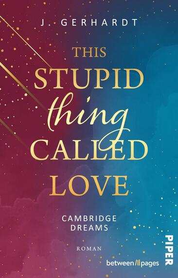 Das Buchcover zeigt einen Farbverlauf von tiefem Blau zu lebhaftem Rosa. In der oberen Hälfte ist der Titel „THIS STUPID THING CALLED LOVE“ in geschwungener, goldener Schrift platziert. Darunter steht „CAMBRIDGE DREAMS“ in einer schlichteren Schriftart. Feine, goldene Linien unterbrechen den Hintergrund und bringen eine dynamische Note in das Design. Am unteren Rand befindet sich der Vermerk „Roman“ und das Logo des Verlags „PIPER“. Die Gesamtatmosphäre vermittelt Leichtigkeit und Romantik.