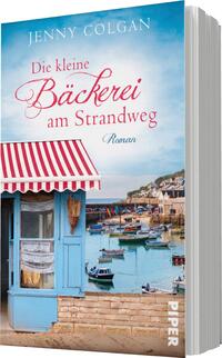 Das Buchcover zeigt eine malerische Küstenszene mit einer kleinen Bäckerei, deren rot-weiß gestreifte Markise das Fenster geschmückt. Die Fassade in sanften Blau- und Beigetönen vermittelt einladende Wärme. Im Hintergrund sind Boote im klaren Wasser zu sehen, umgeben von einer idyllischen Landschaft. Oberhalb der Bäckerei steht in kunstvoller Schrift der Titel „Die kleine Bäckerei am Strandweg“. Darunter ist das Wort „Roman“ in klarer Schrift platziert. Der Autorname „Jenny Colgan“ ist prominent am oberen Rand des Covers dargestellt.