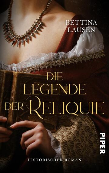 Das Buchcover zeigt eine elegante Frau in historischer Kleidung, deren Hals von einer Perlenkette geschmückt wird. Sie hält ein altes Buch in den Händen, während ihr Blick geheimnisvoll und nachdenklich wirkt. Der Hintergrund ist in dunklen, warmen Farbtönen gehalten, was eine nostalgische Atmosphäre erzeugt. Der Titel „DIE LEGENDEN DER RELIQUIE“ ist in goldener Schrift zentral platziert, unterstrichen von dem Hinweis „Historischer Roman“. Der Name der Autorin, Bettina Lausen, befindet sich oben auf dem Cover.