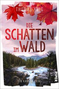 Das Buchcover zeigt eine malerische Waldlandschaft mit einem Wasserfall, umgeben von hohen, grünen Bäumen und einer sanften Bergkulisse im Hintergrund. Im oberen Bereich sind leuchtend rote Ahornblätter sichtbar. Der Titel „DIE SCHATTEN IM WALD“ ist in großen, rustikalen Buchstaben in Rot und Braun gehalten, während der Autor „THOMAS KING“ in weißer Schrift darüber steht. Unten im Cover befindet sich der Zusatz „Ein Kanada-Krimi“ in kleinerer Schriftgröße. Die gesamte Atmosphäre vermittelt einen Hauch von Mystik und Abenteuer.