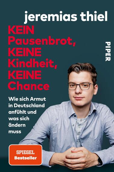 Das Buchcover zeigt einen jungen Mann mit Brille, der direkt in die Kamera schaut. Er trägt ein graues Hemd und hat kurzes, dunkles Haar. Der Hintergrund ist in einem tiefen Blau gehalten. In großen, roten Buchstaben steht der Titel „KEIN Pausenbrot, KEINE Kindheit, KEINE Chance“ oben links. Untertitel in kleinerer, weißer Schrift: „Wie sich Armut in Deutschland anfühlt und was sich ändern muss“. Das Wort „SPIEGEL Bestseller“ ist in einer roten Box am unteren Rand platziert. Das Verlagslogo „PIPER“ befindet sich oben rechts auf dem Cover.