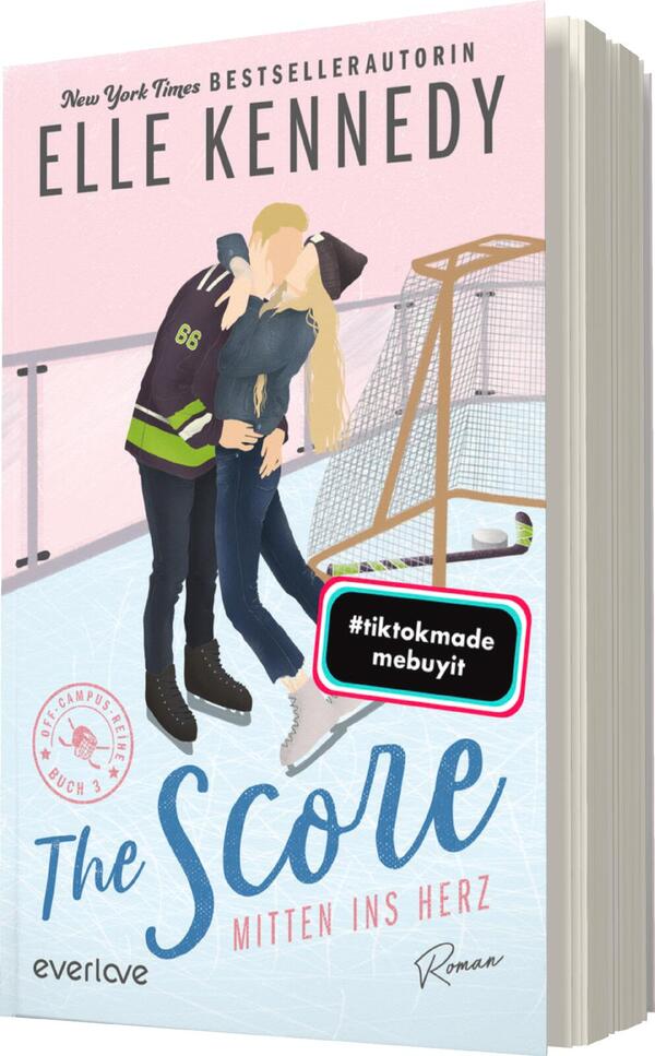 Das Buchcover zeigt ein romantisches Illustrationsdesign mit einem Pärchen, das sich küssend in einer Eishalle umarmt. Die Frau trägt eine graue Jacke, der Mann ein schwarz-grünes Shirt mit der Nummer 68. Der Hintergrund in sanften Blau- und Rosatönen vermittelt eine fröhliche Atmosphäre. Der Titel „The Score – Mitten ins Herz“ ist in geschwungener, blauer Schrift platziert, während der Name der Autorin „Elle Kennedy“ oben in kräftigem Schwarz hervorsticht. Ein bunter Sticker mit dem Hashtag „#tiktokmade mebuyit“ ist ebenfalls abgebildet.