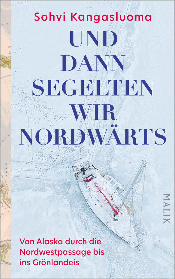 Das Buchcover zeigt aus der Vogelperspektive ein einzelnes weißes Segelboot in brüchigem, eisblau-weißem Meereis, rote Details am Boot betonen Kontrast und Kälte. Titel in großer dunkelblauer Versalschrift „UND DANN SEGELTEN WIR NORDWÄRTS“, Autorenname Sohvi Kangasluoma oben in kleinerer roter Groteskschrift, unten ein roter Untertitel „Von Alaska durch die Nordwestpassage bis ins Grönlandeis“. Atmosphäre: einsam, arktisch, entschlossener Aufbruch.