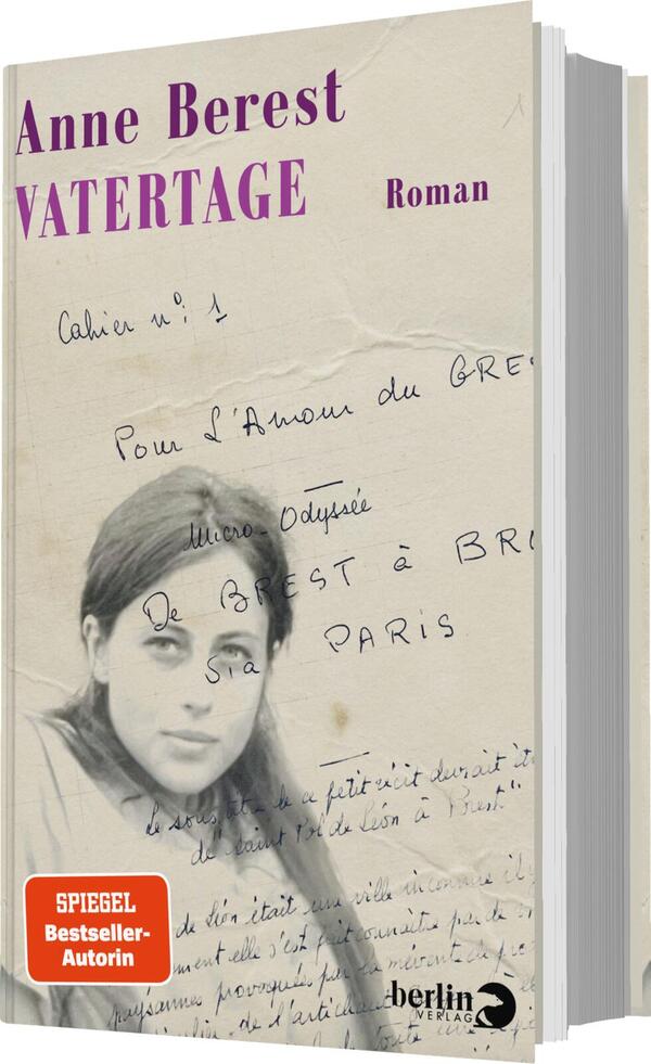 Das Buchcover zeigt ein nostalgisches, sepiafarbiges Fotohintergrundmotiv mit einer jungen Frau, die in die Kamera schaut. Ihre sanften Gesichtszüge strahlen Melancholie aus. Über ihr steht der Titel „VATERTAGE“ in auffälligem, lila Schriftzug. Darunter ist der Name der Autorin „Anne Berest“ in kleinerem, lila Text und das Wort „Roman“. Handschriftliche Notizen und Skizzen umrahmen die Fotografie, was eine persönliche Note verleiht. In der linken unteren Ecke befindet sich ein Button mit dem Text „SPIEGEL Bestseller-Autorin“.