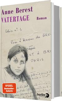 Das Buchcover zeigt ein nostalgisches, sepiafarbiges Fotohintergrundmotiv mit einer jungen Frau, die in die Kamera schaut. Ihre sanften Gesichtszüge strahlen Melancholie aus. Über ihr steht der Titel „VATERTAGE“ in auffälligem, lila Schriftzug. Darunter ist der Name der Autorin „Anne Berest“ in kleinerem, lila Text und das Wort „Roman“. Handschriftliche Notizen und Skizzen umrahmen die Fotografie, was eine persönliche Note verleiht. In der linken unteren Ecke befindet sich ein Button mit dem Text „SPIEGEL Bestseller-Autorin“.