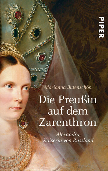 Das Buchcover zeigt ein Portrait einer Frau mit elegantem, historisch inspiriertem Kleid und aufwendigem Kopfputz, das die Figur von Alexandra, der Kaiserin von Russland, repräsentiert. Die Farbtöne sind warm und gedämpft, dominiert von Erdtönen und einem sanften Glanz. Der Titel „Die Preußin auf dem Zarenthron“ steht prominent in weißer Schrift, während der Name der Autorin, Marianna Butenschön, in kleinerer Schrift unterhalb platziert ist. Die Komposition vermittelt eine atmosphärische und königliche Stimmung.