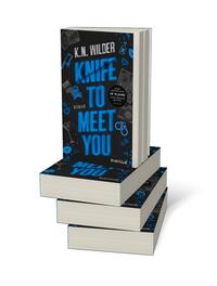 Bücherstapel des Buches „Knife to meet you“