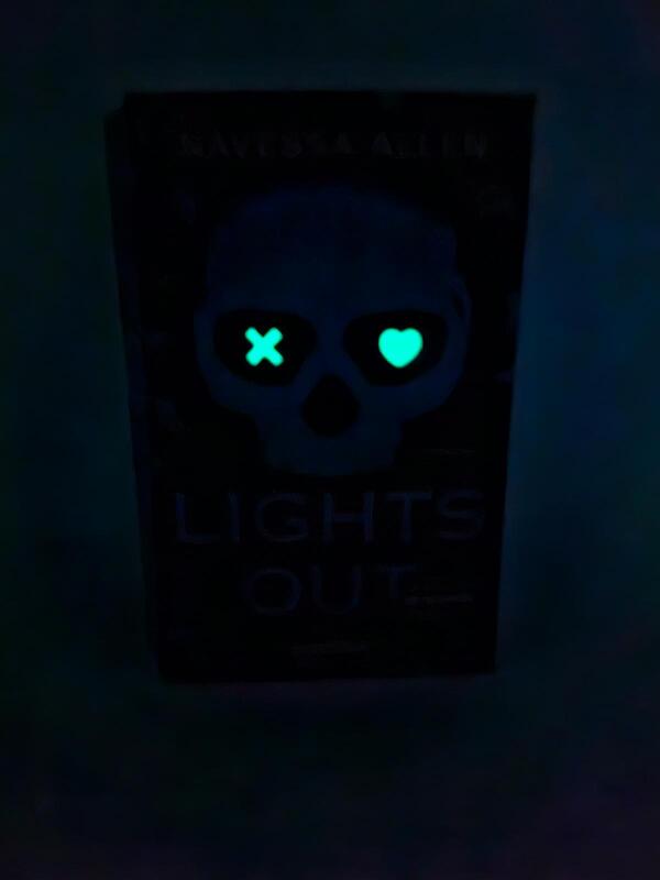 Außenansicht des Buches „Lights Out“