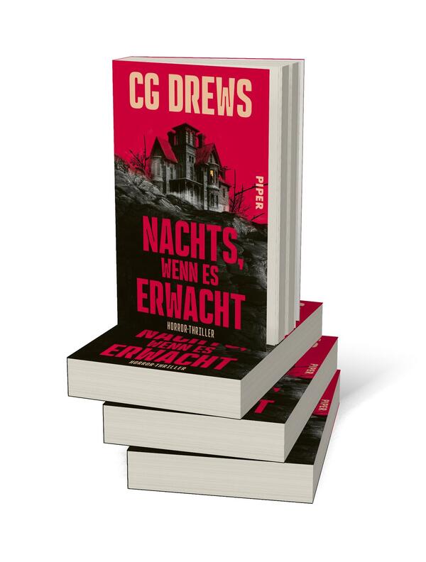 Bücherstapel des Buches „Nachts, wenn es erwacht“