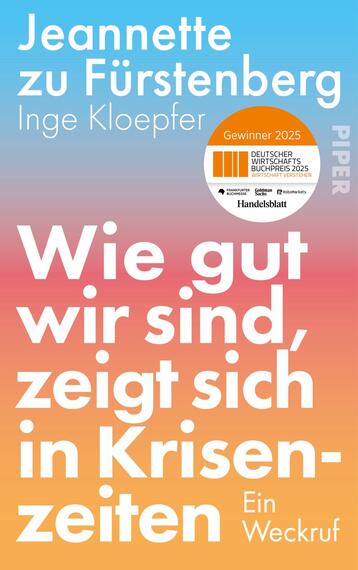 Das Buchcover zeigt einen Farbverlauf von azurblau zu sanften Orange- und Rosatönen. Im Vordergrund prangt der Titel „Wie gut wir sind, zeigt sich in Krisenzeiten“ in großen, weißen Buchstaben, die eine auffällige und moderne Schriftart nutzen. Darunter steht der Hinweis „Ein Weckruf“. Oben am Cover finden sich die Namen „Jeannette zu Fürstenberg“ und „Inge Kloepfer“. Das Gesamtbild vermittelt eine positive, inspirierende Atmosphäre.