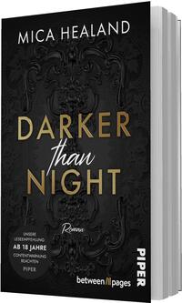 Das Buchcover zeigt einen schwarzen, ornamentalen Prägehintergrund mit barocken Mustern. Oben steht der Autorenname Mica Healand in weißer Großschrift. Der Titel „DARKER“ und „NIGHT“ erscheint groß in metallic-goldener Versaltypografie, das Wort „than“ mittig in weißer, kursiver Handschrift. Unten klein das Wort „Roman“. Der Kontrast zwischen Gold und Schwarz ist stark, die Typografie wirkt klar und präsent.