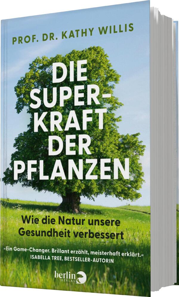 Das Buchcover zeigt einen großen, grünen Baum vor einem hellblauen Himmel und einer Wiese. Der Titel „DIE SUPERVERMÖGEN DER PFLANZEN“ erscheint in großen, weißen Buchstaben, während der Untertitel „Wie die Natur unsere Gesundheit verbessert“ in etwas kleinerer, schwarzer Schrift darunter steht. Oben steht der Autorennamen „Prof. Dr. Kathy Willis“ in eleganter Schrift. Am unteren Rand befindet sich das Logo des Verlags „berlin verlag“. Die gesamte Atmosphäre vermittelt eine Verbindung zur Natur und Gesundheit.