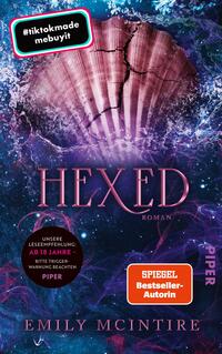 Das Buchcover zeigt ein mystisches Design mit einem großen, aufgeschlitzten Muschel-Motiv im oberen Bereich. Die Farben sind überwiegend in kräftigen Violett- und Blautönen gehalten, die eine geheimnisvolle Atmosphäre erzeugen. Der Titel „HEXED“ ist in geschwungener, kreativer Schriftart in einem hellen Farbton dargestellt. Beneath the title steht „Roman“ in kleinerer Schrift. In der unteren rechten Ecke ist der Hinweis „SPIEGEL Bestseller-Autorin“ zu sehen. Ein blauer Hinweis für „#tiktokmade mebuyit“ scheint oben rechts.