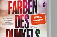 Das Buchcover zeigt einen farbenfrohen Himmel, der sich von einem kräftigen Lila zu sanften Rosa- und Gelbtönen wandelt. Im Vordergrund ist eine stilisierte Landschaft mit Bäumen und Wasser sichtbar. Der Titel „IN DEN FARBEN DES DUNKELS“ ist in großen, dunklen Buchstaben hervorgehoben, während der Autorennamen „CHRIS WHITAKER“ oben gut lesbar steht. Ein roter Aufkleber mit dem Text „SPIEGEL Bestseller“ ist ebenfalls abgebildet. Darunter steht in kleinerer Schrift „Roman“.