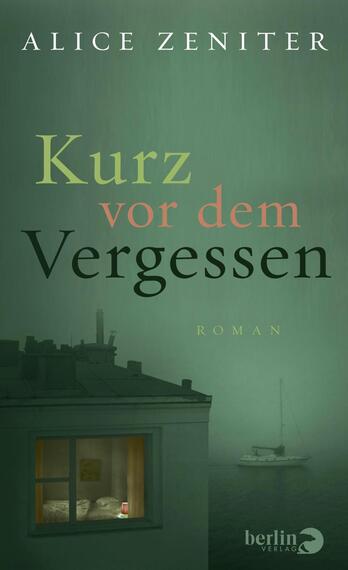 Das Buchcover zeigt eine stimmungsvolle, neblige Landschaft in gedämpften Grüntönen. Im Vordergrund ist ein stilisiertes Haus mit beleuchtetem Fenster zu sehen, durch das ein sanftes Licht strahlt. Der Titel „Kurz vor dem Vergessen“ ist in großen, geschwungenen Buchstaben in Schwarz und zartem Rosa gestaltet, während der Name der Autorin, Alice Zeniter, in schlichter, weißer Schrift darüber steht. Am unteren Rand befindet sich der Hinweis „Roman“ in kleinerer Schrift.
