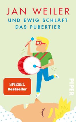 Das Buchcover zeigt einen humorvollen, grafischen Stil. Im Vordergrund steht ein kindlicher Charakter mit blonden Haaren, der einen roten Trommelstock hält und auf einer großen, liegenden Figur schlägt. Die Farben sind hell und freundlich, mit einem grünen Hintergrund, rotem und gelbem Text sowie blauen und grünen Akzenten. Der Titel „JAN WEILER UND EWIG SCHLÄFT DAS PUBERTIER“ ist prominent platziert. Ein rotes, abgerundetes Banner trägt den Text „SPIEGEL Bestseller“. Das Verlagslogo ist in der unteren rechten Ecke in weißer Schrift.