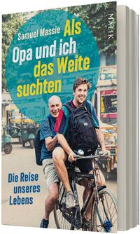 Das Buchcover zeigt zwei Männer auf einem Fahrrad in einer belebten, sonnigen Straßenszene: ein jüngerer, lächelnder Mann vorn mit schwarzem Rucksack und ein älterer, fröhlicher Mann hinten auf dem Gepäckträger. Im Hintergrund bunte Fahrzeuge und Häuser. Titel in großen weißen und gelben Blockbuchstaben: „Als Opa und ich das Weite suchten“. Autorname „Samuel Massie“. Untertitel „Die Reise unseres Lebens“.