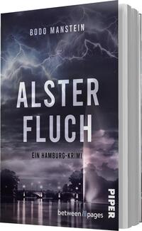 Das Buchcover zeigt eine dramatische Hamburger Szenerie unter einem bewölkten, stürmischen Himmel mit Blitzen. Der Titel „ALSTER FLUCH“ ist zentral in großen, weißen Buchstaben platziert, während der Untertitel „Ein Hamburg-Krimi“ kleiner darunter steht. Der Autor Bodo Manstein ist oben im Cover in grauen Buchstaben angegeben. Im Vordergrund sind schemenhafte Stadtgebäude und das Wasser der Alster zu erkennen, was zur spannungsgeladenen Atmosphäre des Covers beiträgt.