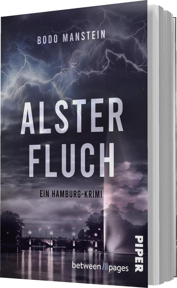 Das Buchcover zeigt eine dramatische Hamburger Szenerie unter einem bewölkten, stürmischen Himmel mit Blitzen. Der Titel „ALSTER FLUCH“ ist zentral in großen, weißen Buchstaben platziert, während der Untertitel „Ein Hamburg-Krimi“ kleiner darunter steht. Der Autor Bodo Manstein ist oben im Cover in grauen Buchstaben angegeben. Im Vordergrund sind schemenhafte Stadtgebäude und das Wasser der Alster zu erkennen, was zur spannungsgeladenen Atmosphäre des Covers beiträgt.