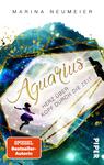 Das Buchcover zeigt einen aquamarinfarbenen Hintergrund mit goldenen Akzenten. Im Zentrum steht der Titel „Aquarius“ in eleganter, geschwungener Schrift, darunter der Untertitel „Herz über Kopf durch die Zeit“. Eine silhouettenhafte Figur, die tänzerisch wirkt, ist links abgebildet. Der Gesamteindruck vermittelt eine traumhafte und nostalgische Atmosphäre. Der Name der Autorin, Marina Neumeier, ist oben positioniert. Rechts unten befindet sich das Verlagslogo „PIPER“.