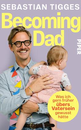 Das Buchcover zeigt einen lächelnden Mann mit Brille, der ein Kleinkind auf dem Arm hält. Der Mann trägt ein hellblaues Hemd und hat eine bunte Bastel-Dekoration an seinem Hemd befestigt. Im Hintergrund ist eine sanfte, helllila Farbe zu sehen. Der Titel „Becoming Dad“ ist in großen, auffälligen, gelben Buchstaben platziert. Unten auf dem Cover steht der Untertitel „Was ich gern früher übers Vatersein gewusst hätte“ in kleinerer, schwarzer Schrift. Das Verlagslogo „PIPER“ ist in der rechten oberen Ecke sichtbar.