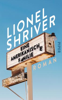 Das Buchcover zeigt einen hellblauen Himmel als Hintergrund, auf dem ein gelbes, beleuchtetes Schild prominent zu sehen ist. In großen, weißen Buchstaben steht der Name der Autorin „LIONEL SHRIVER“ oben, während darunter der Titel „EINE AMERIKANISCHE FAMILIE“ in Schwarz erscheint. Der Schriftzug „ROMAN“ ist in einer kleineren Größe in der unteren rechten Ecke platziert. Die Farben und die Typografie vermitteln eine moderne und klare Atmosphäre.